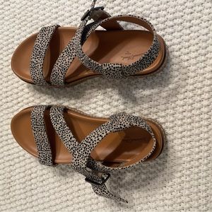 Universal Thread sandals size 7